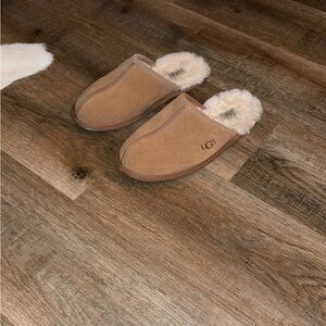 Men’s Ugh Scuff Slippers Chestnut Size 9